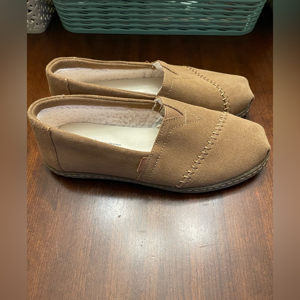 NWOT TOMS Women's Alpargata loafer with faux fur lining. - Picture 4 of 9